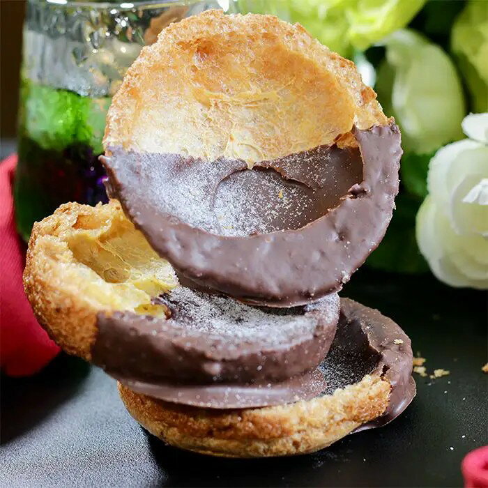 サクサクのシュー生地にチョコをたっぷり。香ばしく焼き上げた、贅沢チョコラスクラスク用に焼き上げたシュー生地にチョコレートをたっぷり塗り、香ばしく焼き上げた「チョコ掛け 焼きシューラスク」。ひと口味わうと、シュー生地のサクサクとした軽やかな食感とともに、チョコレートのまろやかな甘さと豊かなコクが広がります。香ばしい生地と濃厚なチョコレートが絶妙に調和し、ついついもう一枚手が伸びる後を引く美味しさです。コーヒーや紅茶との相性もよく、ティータイムのおやつにはもちろん、ちょっと甘いものが欲しいときにもぴったり。シュー生地ならではの軽やかな食感を楽しめる、ひと味違ったチョコラスクです。■内容量：1枚■アレルギー：卵・乳・小麦■保存方法：常温■賞味期限：お届け時点で60日以上■サイズ：120×150×30mm（パッケージサイズ）■JANコード：4580164671262販売期間：～22027年3月末予定 商品終売や変更につきましては、1か月前にメルマガおよび新着情報にてご案内いたします。 ※やむを得ない事情により、事前のご案内なしで終売・変更となる場合もございます。あらかじめご了承ください。