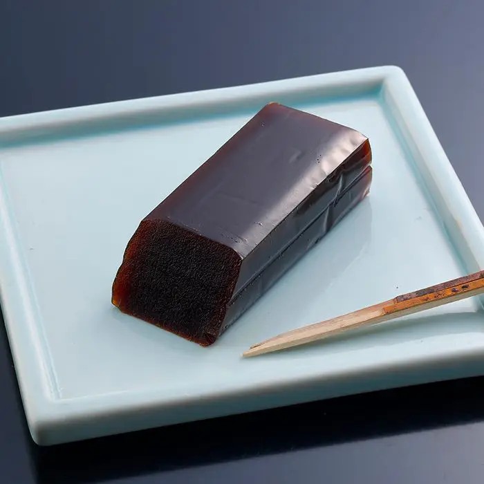 和菓子に珈琲の風味を重ねた、浅草むぎとろこだわりの一品。珈琲の芳醇な香りと、白餡の上品な甘さが楽しめる「珈琲ようかん」。ひと口味わうと、ふわりと広がる珈琲の豊かな香りが印象的な、和と洋の魅力を掛け合わせた羊羹です。 白双糖と北海道産手亡豆を使用した白餡を合わせることで、すっきりとした甘さと、なめらかで上品な口当たりに仕上げました。珈琲のほろ苦い風味と白餡のやさしい甘みが絶妙に調和し、後味まで心地よい味わいを楽しめます。 お茶請けや来客時のおもてなしにはもちろん、珈琲好きの方への贈り物にもおすすめの、こだわりの和スイーツです。■内容量：1個(50g)■保存方法：常温■賞味期限：お届け時点で180日以上■サイズ：30×82×19mm（パッケージサイズ）■JANコード：4571129193455販売期間：～2027年1月末予定 商品終売や変更につきましては、1か月前にメルマガおよび新着情報にてご案内いたします。 ※やむを得ない事情により、事前のご案内なしで終売・変更となる場合もございます。あらかじめご了承ください。