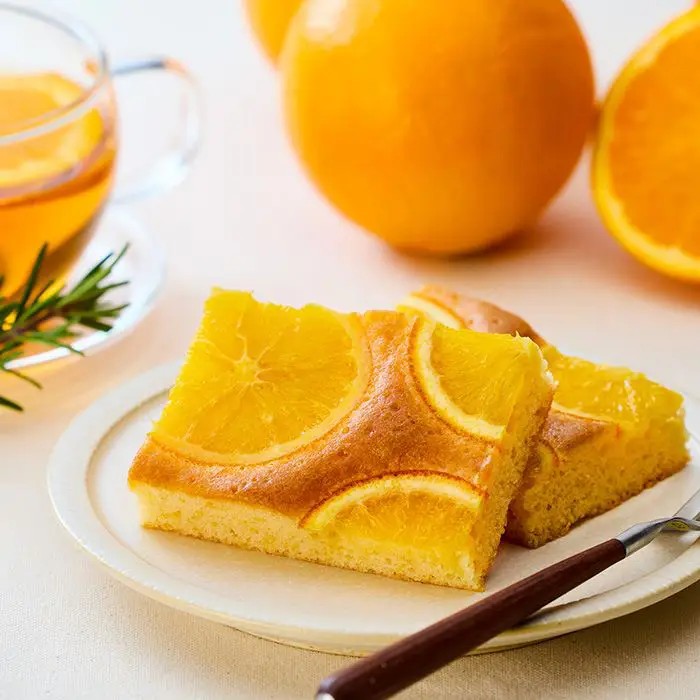 輪切りオレンジを贅沢にのせた、果実感あふれるオレンジケーキ。オレンジの爽やかな香りと果実感を存分に味わえる、素材たっぷりのオレンジケーキ。ケーキ生地には風味豊かなオレンジペーストを練り込み、さらに表面にはオレンジの輪切りを贅沢にトッピング。 しっとりと焼き上げることで、ひと口ごとにオレンジの華やかな香りと、みずみずしい果実の味わいが広がります。オレンジ本来の爽やかな酸味とやさしい甘みが絶妙に調和した、上品で食べやすい味わい。 ティータイムのお供にはもちろん、手土産や贈り物にもおすすめの焼き菓子です。■内容量：40g■アレルギー：卵・乳・小麦■保存方法：常温■賞味期限：お届け時点で60日以上■サイズ：135×95×21mm（パッケージサイズ）■JANコード：4902151121527原材料費等の高騰に伴い、2026年9月1日（火）10時より価格改定を実施いたします。 一般小売価格は、159円（税込）へ変更となります。販売期間：～2027年1月末予定 商品終売や変更につきましては、1か月前にメルマガおよび新着情報にてご案内いたします。 ※やむを得ない事情により、事前のご案内なしで終売・変更となる場合もございます。あらかじめご了承ください。