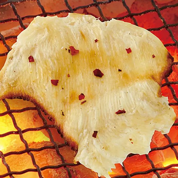 直火で香ばしく焼き上げた、噛むほど旨み広がるえいひれ。厳選した素材にこだわり、直火で香ばしく焼き上げた「焼えいひれ」。丁寧に焼き上げた後、ふんわりとほぐしをかけることで、やわらかな食感と食べやすさを実現しました。 噛むほどにえいひれ本来の旨みが広がり、香ばしい風味と深い味わいをじっくり楽しめます。お酒のお供にはもちろん、ちょっとしたおやつにもおすすめ。 昔ながらの珍味の美味しさを、手軽に味わえるこだわりの一品です。■内容量：23g■保存方法：常温■賞味期限：お届け時点で90日以上■サイズ：130×175×20mm（パッケージサイズ）■JANコード：4972540451108販売期間：～2027年3月末 商品終売や変更につきましては、1か月前にメルマガおよび新着情報にてご案内いたします。 ※やむを得ない事情により、事前のご案内なしで終売・変更となる場合もございます。あらかじめご了承ください。