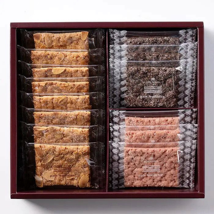 3種の風味豊かなパイを詰め合わせました。芳醇なメープルと香ばしいアーモンドのハーモニー、深いコクのあるチョコレート、そして苺の甘酸っぱさ。それぞれが異なる魅力を放ちながら、ひとつのギフトとして上品にまとまっています。大切な方への贈り物に、季節のご挨拶に、心を込めてお届けいたします。■内容量：メープルアーモンドパイ×8枚、チョコレートパイ・ストロベリーパイ×各3枚■アレルギー：卵・乳・小麦■保存方法：常温■賞味期限：お届け時点で60日以上■サイズ：225×245×50mm（パッケージサイズ）■JANコード：4955029086312販売期間：～2027年2月末商品終売や変更につきましては、1か月前にメルマガおよび新着情報にてご案内いたします。 ※やむを得ない事情により、事前のご案内なしで終売・変更となる場合もございます。あらかじめご了承ください。