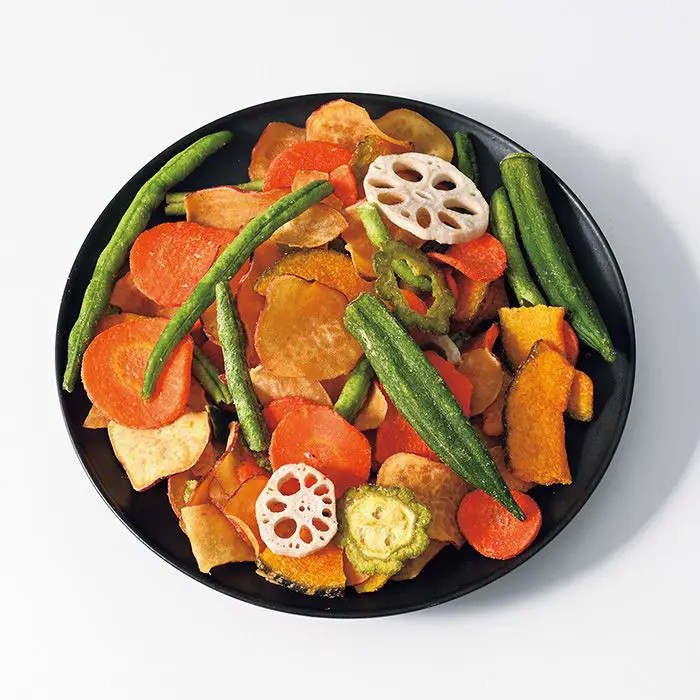 サクサクの食感が楽しめる野菜チップス。野菜を減圧フライ製法でフライしました（一部常圧フライ）。素材そのままの野菜の味をお楽しみください。全部で7種類入っており、そのまま食べても、トッピングにもおすすめです。■内容量：450g（さつまいも、かぼちゃ、にんじん、オクラ、ゴーヤ、れんこん、いんげん）■保存方法：常温■賞味期限：お届け時点で60日以上■サイズ：260×250×90mm（パッケージサイズ）■JANコード：4974758029551※産地直送（産直）の商品です 販売期間：～2027/3/31 AM10:00予定 商品終売や変更につきましては、1か月前にメルマガおよび新着情報にてご案内いたします。 ※やむを得ない事情により、事前のご案内なしで終売・変更となる場合もございます。あらかじめご了承ください。生産者から直接お届けするため、他の商品とは別のお届けになります。