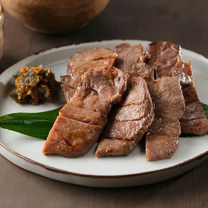 仙台グルメの代表格じっくりと熟成・味付けをしたやわらかな牛たんを厚みのあるスライスに仕上げました。仙台名物「牛たん焼き」定番の塩味は、絶妙な塩加減が牛たんの旨みを引き立て食欲をそそります。■内容量：牛たん塩仕込み150g×2個■保存方法：冷凍■賞味期限：お届け時点で180日以上■サイズ：270×200×72mm（パッケージサイズ）※産地直送（産直）の商品です 販売期間：～2027/3/31 AM10:00予定 商品終売や変更につきましては、1か月前にメルマガおよび新着情報にてご案内いたします。 ※やむを得ない事情により、事前のご案内なしで終売・変更となる場合もございます。あらかじめご了承ください。冷凍便でお届けします。到着後は冷凍庫で保存してください。生産者から直接お届けするため、他の商品とは別のお届けになります。
