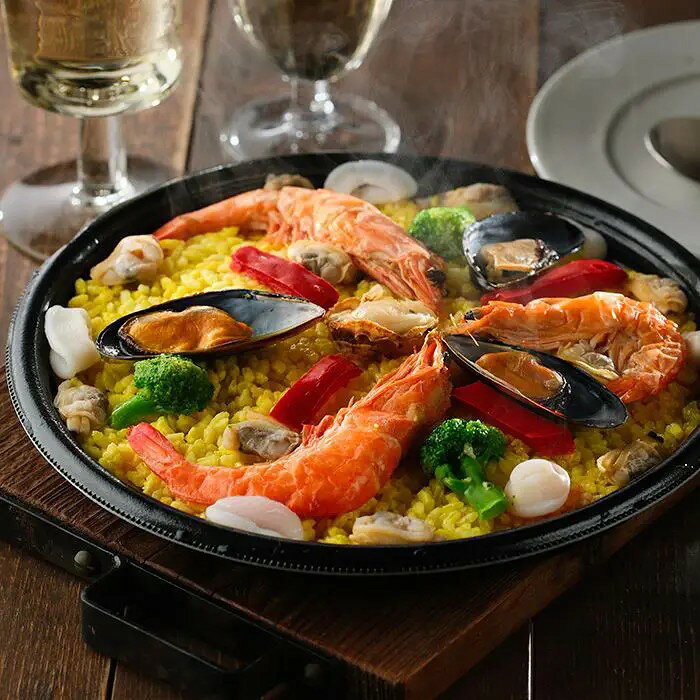 サフランライスの上に、殻ごと食べられる海老（ソフトシェルシュリンプ）、ほたて、いか、あさり、ムール貝、ブロッコリー、パプリカを丁寧にトッピング。電子レンジで加熱するだけで、食べやすさ・おいしさ・見ためが揃ったパエリアがお楽しみいただけます。■内容量：400g（直径23cm）×2個■アレルギー：乳・えび■保存方法：冷凍■賞味期限：お届け時点で120日以上■サイズ：245×230×92mm（パッケージサイズ）※産地直送（産直）の商品です 販売期間：～2027/3/31 AM10:00予定 商品終売や変更につきましては、1か月前にメルマガおよび新着情報にてご案内いたします。 ※やむを得ない事情により、事前のご案内なしで終売・変更となる場合もございます。あらかじめご了承ください。冷凍便でお届けします。到着後は冷凍庫で保存してください。生産者から直接お届けするため、他の商品とは別のお届けになります。