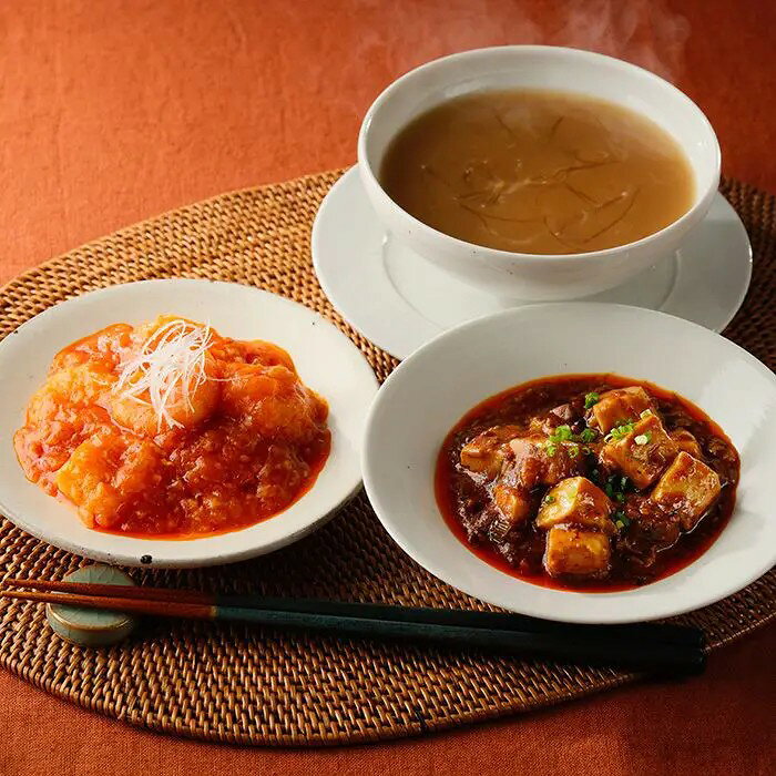 湯煎で簡単に本格中華が楽しめるふかひれの姿煮をはじめ、中華の総菜や食材を専門に扱う老舗「日本橋 古樹軒」から、自慢の総菜3種を。ふかひれの中でもコラーゲンが最も多く含まれている胸びれを使ったふかひれスープは、一滴残らず味わいたい。大きめの海老を使った海老のチリソース煮や、中華料理の定番として人気の高い麻婆豆腐とセットでどうぞ。■内容量：ふかひれスープ（胸びれ使用）180g×2袋、エビのチリソース煮・麻婆豆腐 各180g×1袋■アレルギー：卵・小麦・えび■保存方法：冷凍■賞味期限：お届け時点で270日以上■サイズ：204×170×55mm（パッケージサイズ）※産地直送（産直）の商品です 販売期間：～2027/3/31 AM10:00予定 商品終売や変更につきましては、1か月前にメルマガおよび新着情報にてご案内いたします。 ※やむを得ない事情により、事前のご案内なしで終売・変更となる場合もございます。あらかじめご了承ください。冷凍便でお届けします。到着後は冷凍庫で保存してください。生産者から直接お届けするため、他の商品とは別のお届けになります。