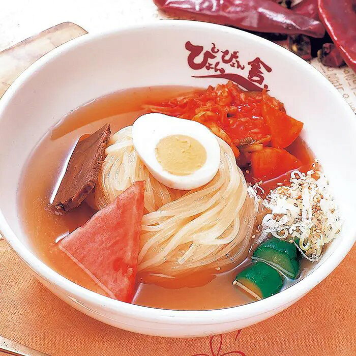 「ぴょんぴょん舎」がお届けする盛岡冷麺セットお店の味をご家庭で楽しみたいというご要望にお応えし、盛岡冷麺に必要な具材（さわやかな辛みが特長の自家製の冷麺用キムチとゆで卵・牛味付肉）をセットしました。麺は盛岡冷麺の特長でもある馬鈴薯澱粉を使用。コシが強くシコシコとした歯ざわりとツルリとしたのど越しが最大の魅力。牛・鶏骨等をじっくり煮込んだ特製スープは、深いコクの中にさっぱりとした味わいをお楽しみ頂けます。【ぴょんぴょん舎】30年以上にわたって盛岡市民に愛され続け、岩手県を中心に店舗を構える盛岡冷麺のお店。コシの強い麺を旨みスープ、店オリジナルのキムチが三味一体となった冷麺にファン多数。■内容量：麺150g×4袋、スープ160g×4袋、キムチ40g×4袋、殻付ゆで卵50g×2個、牛味付肉20g×2袋■アレルギー：卵・小麦■保存方法：冷蔵■賞味期限：お届け時点で7日以上■サイズ：260×195×120mm（パッケージサイズ）※産地直送（産直）の商品です 販売期間：～2027/3/31 AM10:00予定 商品終売や変更につきましては、1か月前にメルマガおよび新着情報にてご案内いたします。 ※やむを得ない事情により、事前のご案内なしで終売・変更となる場合もございます。あらかじめご了承ください。冷蔵便でお届けします。到着後は冷蔵庫で保存してください。生産者から直接お届けするため、他の商品とは別のお届けになります。