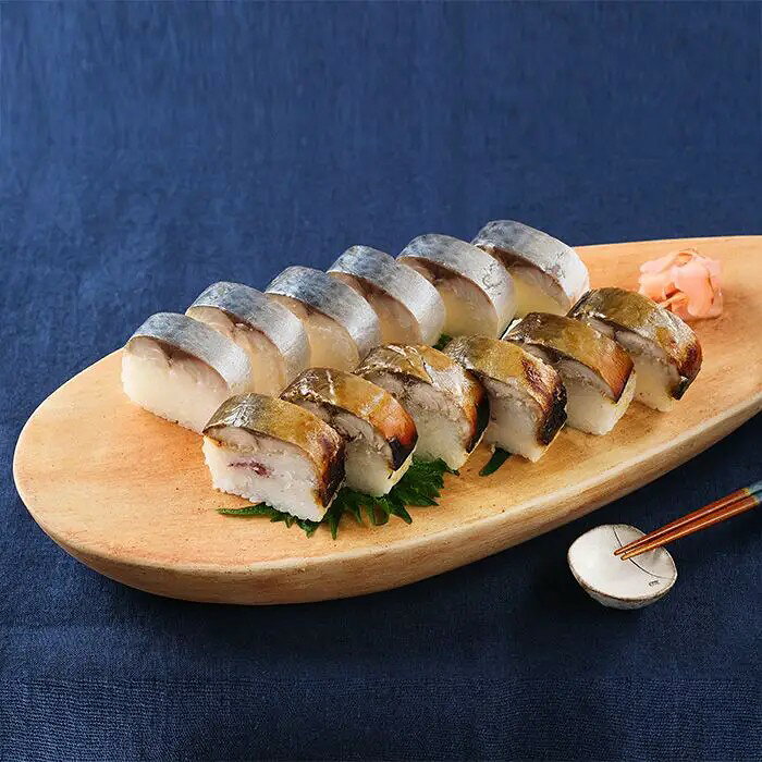 魚屋と米屋のこだわりが生んだ棒寿司唐津の魚屋と米屋が共同開発したこだわりの冷凍棒寿司です。刺身感の残る〆さば寿司と、甘辛いみりんだれにじっくりと漬込み焼きあげた焼さばに国産の梅とかつお節を薬味に合わせた焼さば寿司。米は佐賀県産のブランド米「夢しずく」を贅沢に使用しました。レンジ解凍するだけで手軽にお召しあがりいただけます。■内容量：〆さば寿司・焼さば寿司 各350g（8貫カット済）■アレルギー：小麦■保存方法：冷凍■賞味期限：お届け時点で20日以上■サイズ：310×230×110mm（パッケージサイズ）※産地直送（産直）の商品です 販売期間：～2027/3/31 AM10:00予定 商品終売や変更につきましては、1か月前にメルマガおよび新着情報にてご案内いたします。 ※やむを得ない事情により、事前のご案内なしで終売・変更となる場合もございます。あらかじめご了承ください。冷凍便でお届けします。到着後は冷凍庫で保存してください。生産者から直接お届けするため、他の商品とは別のお届けになります。