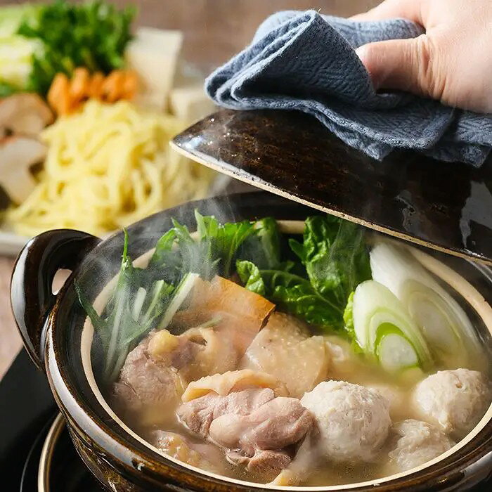 烏骨鶏をはじめ5品種の交配により生まれた大分のブランド地鶏「おおいた冠地どり」を、濃厚な鶏白湯スープ仕立ての鍋セットにしました。お好みの野菜を加え、お鍋を楽しんだ後は、〆のちゃんぽんで最後の一滴までスープをお楽しみください。■内容量：冠地どり鍋用ぶつ切360g、肉醤つみれ240g、鶏白湯スープ250g、ちゃんぽん麺200g■アレルギー：卵・小麦■保存方法：冷凍■賞味期限：お届け時点で20日以上■サイズ：350×240×80mm（パッケージサイズ）※産地直送（産直）の商品です 販売期間：～2027/3/31 AM10:00予定 商品終売や変更につきましては、1か月前にメルマガおよび新着情報にてご案内いたします。 ※やむを得ない事情により、事前のご案内なしで終売・変更となる場合もございます。あらかじめご了承ください。冷凍便でお届けします。到着後は冷凍庫で保存してください。生産者から直接お届けするため、他の商品とは別のお届けになります。