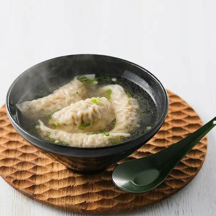 素材にこだわった手包み餃子新鮮な国産野菜と良質な国産SPF豚の旨みに一年以上熟成させた青森県産にんにくの芳醇な香りが相まって、一口食べたらおいしさでお箸が止まらない！職人が一つ一つ手造りした薄皮の餃子は茹でても破けず、ツルンとした食感で肉汁たっぷりです。鶏ガラをベースに、やや生姜を効かせて仕上げたスープは、この餃子との相性抜群です。■内容量：（わんたん餃子8個・スープ300g）×4パック■アレルギー：小麦■保存方法：冷凍■賞味期限：お届け時点で90日以上■サイズ：300×185×160mm（パッケージサイズ）※産地直送（産直）の商品です 販売期間：～2027/3/31 AM10:00予定 商品終売や変更につきましては、1か月前にメルマガおよび新着情報にてご案内いたします。 ※やむを得ない事情により、事前のご案内なしで終売・変更となる場合もございます。あらかじめご了承ください。冷凍便でお届けします。到着後は冷凍庫で保存してください。生産者から直接お届けするため、他の商品とは別のお届けになります。