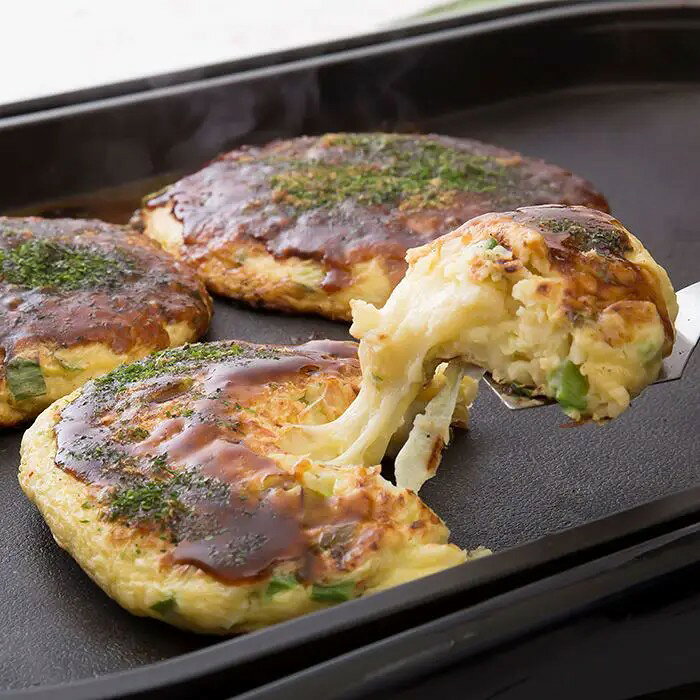 「京都どんぐり」秘伝のだしを使った京風お好み焼京野菜九条ねぎが入った京風お好み焼。1977年の創業以来、守り続けてきた『秘伝のだし』と京都井澤製粉製造の小麦粉を使用した生地は、京都どんぐり最大の特長である“ふわふわ食感”を冷凍食品でもお楽しみいただけます。京野菜九条ねぎは1cmと大きくカットして加えており、九条ねぎの甘みと香り、シャキシャキ食感が更に食欲をそそります。特製の濃厚ソースは京都宇治の天然水で仕込んだオリジナルです。■内容量：お好み焼（京都ぽーく玉・いか玉・もちチーズ玉）各200g×2枚、ソースセット（濃厚ソース25g、かつお節粉末0.5g、あおさ0.2g）×6■アレルギー：卵・乳・小麦■保存方法：冷凍■賞味期限：お届け時点で270日以上■サイズ：225×185×175mm（パッケージサイズ）※産地直送（産直）の商品です 販売期間：～2027/3/31 AM10:00予定 商品終売や変更につきましては、1か月前にメルマガおよび新着情報にてご案内いたします。 ※やむを得ない事情により、事前のご案内なしで終売・変更となる場合もございます。あらかじめご了承ください。冷凍便でお届けします。到着後は冷凍庫で保存してください。生産者から直接お届けするため、他の商品とは別のお届けになります。