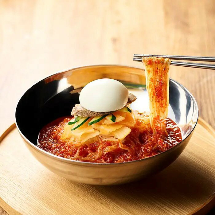お店の本格的な味がご家庭で楽しめるピビン冷麺唐辛子の辛味と野菜の自然な甘みが活きた、熟成発酵し続ける奥深い辛みの特製べジソースが、つるりとした食感の極細本格生麺に良く絡み相性が抜群。お店の味をそのままお召しあがりいただきたいという想いから、麺とソース、さらにはトッピングまで詰合せた人気店の本格ピビン冷麺をお楽しみください。■内容量：麺130g×6袋、ソース140g×6袋、大根漬け40g×6袋、殻付ゆで卵50g×3個、牛味付肉20g×3袋■アレルギー：卵・小麦■保存方法：冷蔵■賞味期限：お届け時点で7日以上■サイズ：260×195×115mm（パッケージサイズ）※産地直送（産直）の商品です 販売期間：～2027/3/31 AM10:00予定 商品終売や変更につきましては、1か月前にメルマガおよび新着情報にてご案内いたします。 ※やむを得ない事情により、事前のご案内なしで終売・変更となる場合もございます。あらかじめご了承ください。冷蔵便でお届けします。到着後は冷蔵庫で保存してください。生産者から直接お届けするため、他の商品とは別のお届けになります。