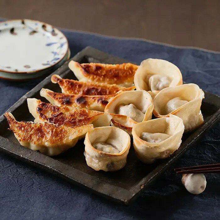 あか牛と野菜の旨みと食感の良さが自慢の餃子肉は程よいサシが入り、噛むほどに味わい深い赤身肉である土佐あか牛のみを使用し、独特の包み方で旨みを閉じ込めた「土佐あかうし餃子」と、自社で野菜の栽培を行い、収穫後すぐ加工する事で独特の野菜の旨みやシャキシャキ感を残した「野菜餃子」のセットです。■内容量：土佐あかうし餃子210g（12個入）、野菜餃子200g（12個入）■アレルギー：乳・小麦■保存方法：冷凍■賞味期限：お届け時点で60日以上■サイズ：250×180×60mm（パッケージサイズ）※産地直送（産直）の商品です 販売期間：～2027/3/31 AM10:00予定 商品終売や変更につきましては、1か月前にメルマガおよび新着情報にてご案内いたします。 ※やむを得ない事情により、事前のご案内なしで終売・変更となる場合もございます。あらかじめご了承ください。冷凍便でお届けします。到着後は冷凍庫で保存してください。生産者から直接お届けするため、他の商品とは別のお届けになります。