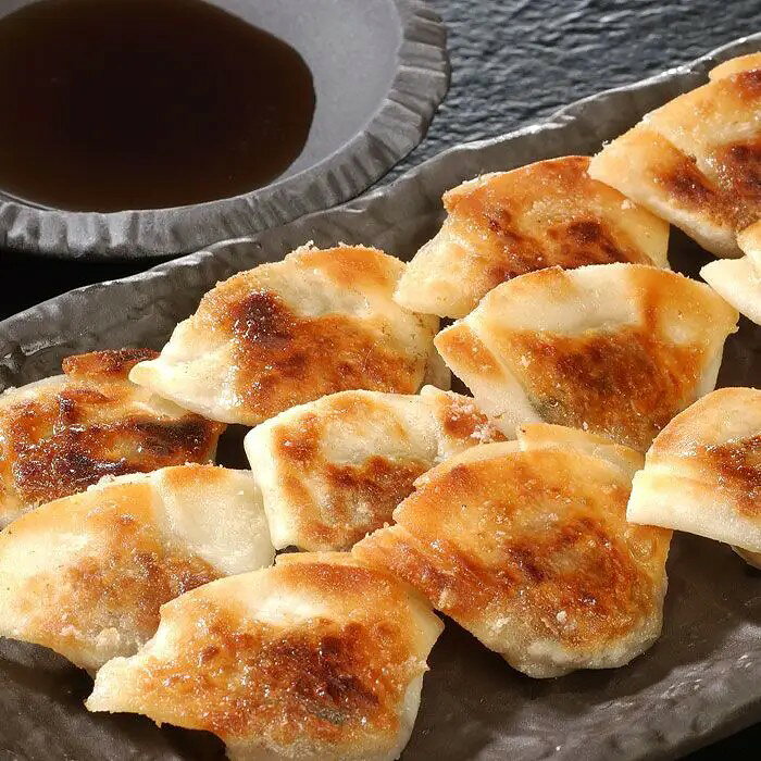 どんどん箸が進む一口餃子南京町 大同行のお店自慢の一口餃子。豚肉とキャベツに、にら・にんにく・生姜を加え薄皮で包んだ一口サイズの餃子です。冷凍にてお届けいたします。■内容量：一口餃子（7g×30個）×2折、ポン酢タレ付■アレルギー：小麦■保存方法：冷凍■賞味期限：お届け時点で40日以上■サイズ：253×177×44mm（パッケージサイズ）※産地直送（産直）の商品です 販売期間：～2027/3/31 AM10:00予定 商品終売や変更につきましては、1か月前にメルマガおよび新着情報にてご案内いたします。 ※やむを得ない事情により、事前のご案内なしで終売・変更となる場合もございます。あらかじめご了承ください。冷凍便でお届けします。到着後は冷凍庫で保存してください。生産者から直接お届けするため、他の商品とは別のお届けになります。