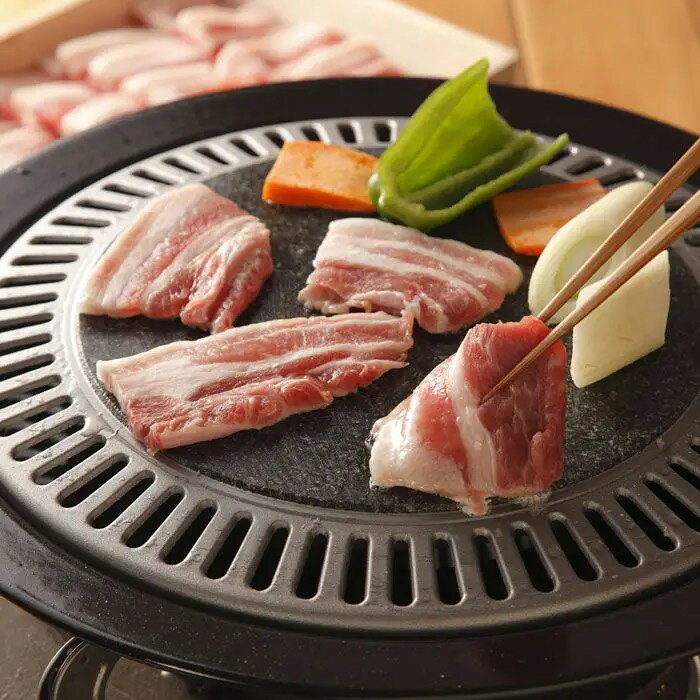豚肉の旨みが際立つ岩塩で味わう三重県産の銘柄豚さくらポークは指定された牧場で三元豚に加熱した植物性の飼料を与え育てています。脂に甘みがあり、豚臭さが少ないのが特長。焼肉で人気のバラ肉に岩塩が付いたセットです。■内容量：さくらポークバラ焼肉450g、岩塩200g■保存方法：冷凍■賞味期限：お届け時点で20日以上■サイズ：223×290×80mm（パッケージサイズ）※産地直送（産直）の商品です 販売期間：～2027/3/31 AM10:00予定 商品終売や変更につきましては、1か月前にメルマガおよび新着情報にてご案内いたします。 ※やむを得ない事情により、事前のご案内なしで終売・変更となる場合もございます。あらかじめご了承ください。冷凍便でお届けします。到着後は冷凍庫で保存してください。生産者から直接お届けするため、他の商品とは別のお届けになります。