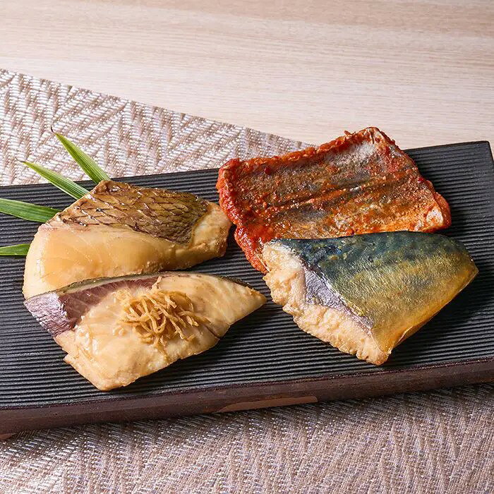 レンジで温めるだけでやわらかな煮魚のできあがり国産のぶり・真鯛・さば・はもを煮付け用に調理し、食べやすい個食パックにしました。調理に時間がかかる煮魚が、レンジで加熱するだけの簡単調理で味わえます。■内容量：ぶり生姜煮・真鯛煮つけ・さば味噌煮・はも旨辛煮 各70g×2切（計8切）■アレルギー：乳・小麦・えび■保存方法：冷凍■賞味期限：お届け時点で40日以上■サイズ：360×250×90mm（パッケージサイズ）※産地直送（産直）の商品です 販売期間：～2027/3/31 AM10:00予定 商品終売や変更につきましては、1か月前にメルマガおよび新着情報にてご案内いたします。 ※やむを得ない事情により、事前のご案内なしで終売・変更となる場合もございます。あらかじめご了承ください。冷凍便でお届けします。到着後は冷凍庫で保存してください。生産者から直接お届けするため、他の商品とは別のお届けになります。