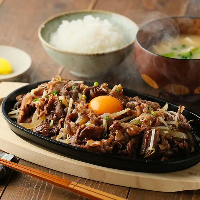 人気店の焼肉定食を食卓に昭和20年創業の赤丸食堂の焼肉定食に使用しているたれを国産肉とセットしました。大阪産(もん）の新生しょうゆをベースに、おろしにんにくと4種の唐辛子が絶妙にブレンドされた甘辛味のたれは白いごはんに最高に合います。たれと絡みやすくうす切りにした牛肉とお好みの野菜を炒めていただければ、お店と同じ味をご家庭でお楽しみいただけます。■内容量：国産こま切れ牛肉200g×2、赤丸焼肉定食のたれ185g■アレルギー：小麦■保存方法：冷凍■賞味期限：お届け時点で20日以上■サイズ：285×170×85mm（パッケージサイズ）※産地直送（産直）の商品です 販売期間：～2027/3/31 AM10:00予定 商品終売や変更につきましては、1か月前にメルマガおよび新着情報にてご案内いたします。 ※やむを得ない事情により、事前のご案内なしで終売・変更となる場合もございます。あらかじめご了承ください。冷凍便でお届けします。到着後は冷凍庫で保存してください。生産者から直接お届けするため、他の商品とは別のお届けになります。
