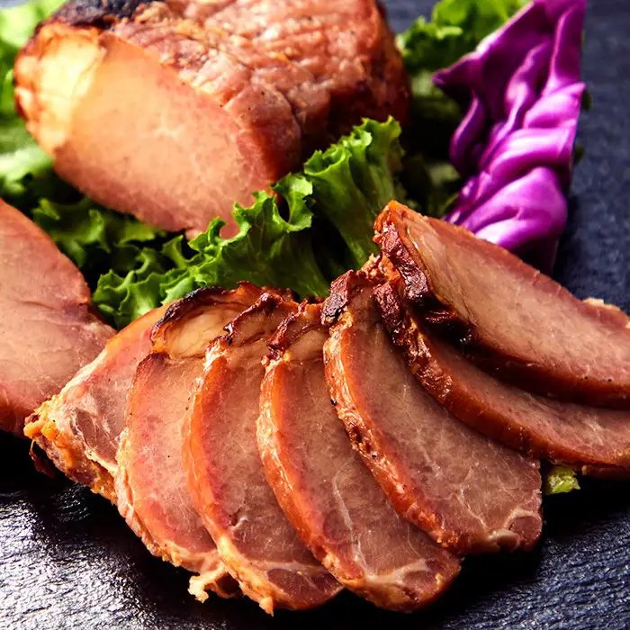 炭焼き製法にこだわった焼豚黒豚もも肉を醤油だれ・味噌だれに漬け込み、炭火で丹念に焼きあげました。2種類の焼豚を食べ比べできるセットです。■内容量：黒豚炭焼き焼豚2本（計380g）、黒豚炭焼きみそ漬け焼豚190g■アレルギー：小麦■保存方法：冷蔵■賞味期限：お届け時点で60日以上■サイズ：175×220×45mm（パッケージサイズ）※産地直送（産直）の商品です 販売期間：～2027/3/31 AM10:00予定 商品終売や変更につきましては、1か月前にメルマガおよび新着情報にてご案内いたします。 ※やむを得ない事情により、事前のご案内なしで終売・変更となる場合もございます。あらかじめご了承ください。冷蔵便でお届けします。到着後は冷蔵庫で保存してください。生産者から直接お届けするため、他の商品とは別のお届けになります。