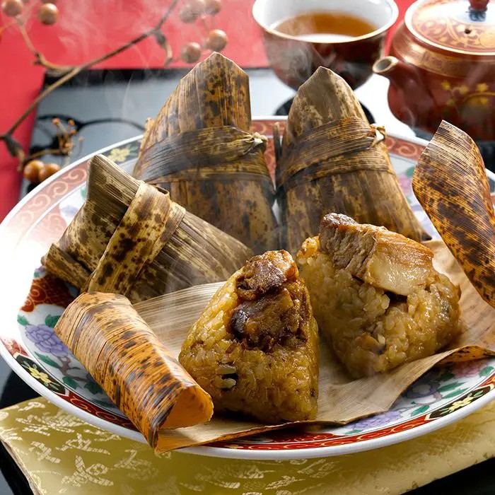 生姜の香りが食欲をそそる豚角煮ちまき耀盛號（ようせいごう）は1946年創業、中華食材卸・小売の横浜中華街の老舗です。創業以来、横浜中華街の厨房を支えており、プロの料理人から料理愛好家まで常連客を有する専門店。その耀盛號監修の豚角煮中華ちまきです。国産のもち米に味付けした具材を混ぜ込み蒸しあげました。生姜の香りが食欲をそそります。■内容量：80g×8個■アレルギー：小麦■保存方法：冷凍■賞味期限：お届け時点で40日以上■サイズ：270×180×70mm（パッケージサイズ）※産地直送（産直）の商品です 販売期間：～2027/3/31 AM10:00予定 商品終売や変更につきましては、1か月前にメルマガおよび新着情報にてご案内いたします。 ※やむを得ない事情により、事前のご案内なしで終売・変更となる場合もございます。あらかじめご了承ください。冷凍便でお届けします。到着後は冷凍庫で保存してください。生産者から直接お届けするため、他の商品とは別のお届けになります。