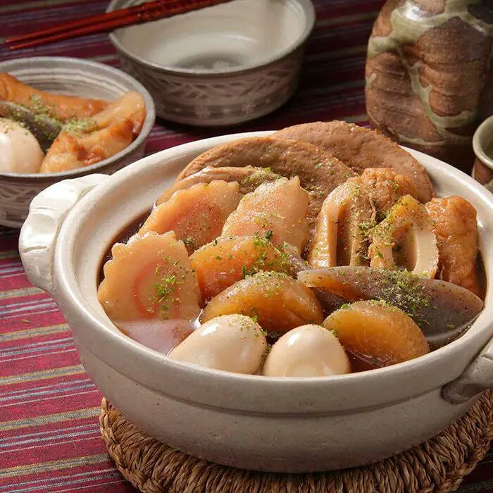 だし粉が決め手の焼津流。かつおをベースに調味しただしで名物黒はんぺんやなるとなどの練り物を入れ、じっくりと煮込みました。だし粉をかけて食べるのが焼津流です。■内容量：焼津おでん（具7種）360g×4袋、だし粉×4袋■アレルギー：卵・小麦■保存方法：常温■賞味期限：お届け時点で135日以上■サイズ：360×260×50mm（パッケージサイズ）※産地直送（産直）の商品です 販売期間：～2027/3/31 AM10:00予定 商品終売や変更につきましては、1か月前にメルマガおよび新着情報にてご案内いたします。 ※やむを得ない事情により、事前のご案内なしで終売・変更となる場合もございます。あらかじめご了承ください。生産者から直接お届けするため、他の商品とは別のお届けになります。