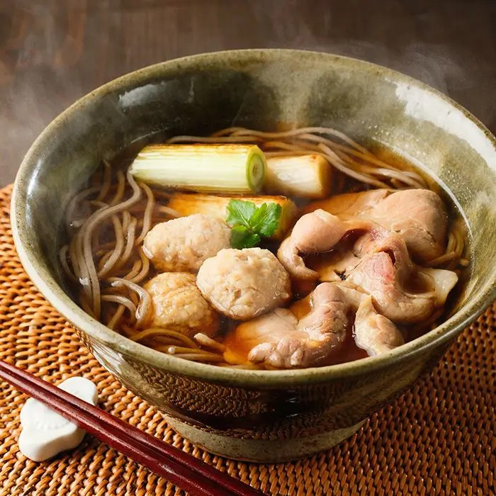 コクと旨みがしみわたる鴨づくしのそば鴨専門のボンカナールから鴨なんば蕎麦セットをお届け。鴨だしは希釈タイプで、温麺・つけ麺兼用なので、夏は冷たい鴨せいろそば、冬は温かい鴨なんばそば、温冷お好みでお召しあがりいただけます。合鴨スライスと合鴨つくねのトッピングに、お好みで焼いた白ねぎを加えれば、ますます風味がアップした一杯に。■内容量：合鴨モモ肉（スライス）130g×2袋、合鴨入りつくね15個×1袋、冷凍ゆでそば麺170g×3個、鴨だし25ml×4個■アレルギー：卵・乳・小麦・そば■保存方法：冷凍■賞味期限：お届け時点で60日以上■サイズ：285×225×60mm（パッケージサイズ）※産地直送（産直）の商品です 販売期間：～2027/3/31 AM10:00予定 商品終売や変更につきましては、1か月前にメルマガおよび新着情報にてご案内いたします。 ※やむを得ない事情により、事前のご案内なしで終売・変更となる場合もございます。あらかじめご了承ください。冷凍便でお届けします。到着後は冷凍庫で保存してください。生産者から直接お届けするため、他の商品とは別のお届けになります。