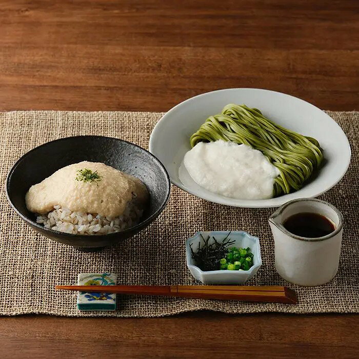 とろろの滋味を存分に味わうとろろ懐石料理専門店・浅草むぎとろから、とろろを存分に楽しめるギフトセットをお届け。粘りが強くアクの少ない大和芋を粗擦りにした味付けとろろは、かつおと昆布の出汁で旨みを引き出したやさしい味わい。店の看板商品である「味付けとろろとむぎごはん」をお楽しみください。もう一方の味付けしていないとろろは、粘りの強さと麺への絡みやすさが特長。茶そばに添えて「とろろ茶そば」でどうぞ。■内容量：味付とろろ320g（80g×4袋入）、むぎごはん360g（90g×4袋入）、茶そば（乾麺90g、つゆ27.5g）×4袋、とろろ50g×4袋■アレルギー：小麦・そば■保存方法：冷凍■賞味期限：お届け時点で180日以上■サイズ：340×260×80mm（パッケージサイズ）■JANコード：4571129193370※産地直送（産直）の商品です 販売期間：～2027/3/31 AM10:00予定 商品終売や変更につきましては、1か月前にメルマガおよび新着情報にてご案内いたします。 ※やむを得ない事情により、事前のご案内なしで終売・変更となる場合もございます。あらかじめご了承ください。冷凍便でお届けします。到着後は冷凍庫で保存してください。生産者から直接お届けするため、他の商品とは別のお届けになります。