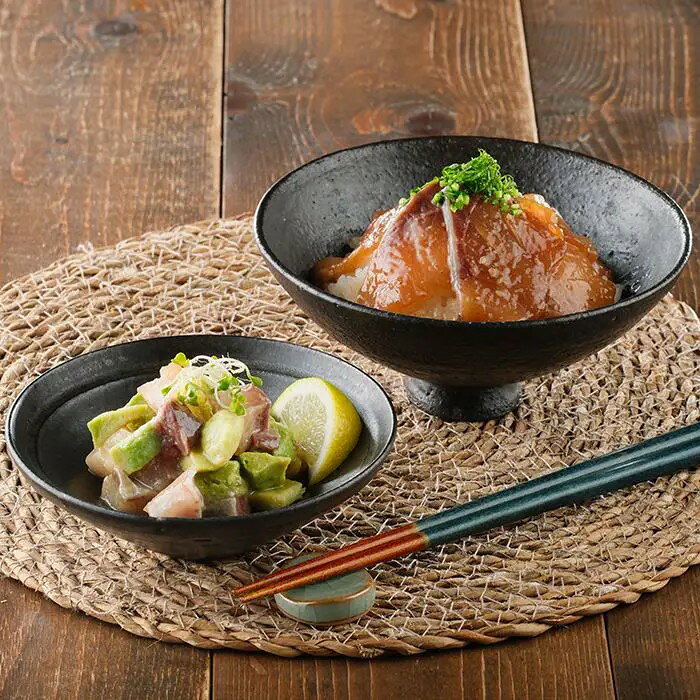 新鮮なまま加工したぶり惣菜をお届け。当日の朝水揚げしたぶりを新鮮なうちに加工した2品をお届け。スライスしたぶりを甘めのタレに漬け込み、すりごまといりごまで風味豊かに仕上げたごまだれ漬け丼と、ぶりとアボカドをごま油と香味野菜ソースで和えたポキ。手軽に新鮮なぶりをお楽しみください。■内容量：朝〆ぶりのごまだれ漬け丼用（50g×2食入）×2P、朝〆ぶりとアボカドのポキ80g×3P■アレルギー：小麦■保存方法：冷凍■賞味期限：お届け時点で90日以上■サイズ：300×200×90mm（パッケージサイズ）■JANコード：4595319311603※産地直送（産直）の商品です 販売期間：～2027/3/31 AM10:00予定 商品終売や変更につきましては、1か月前にメルマガおよび新着情報にてご案内いたします。 ※やむを得ない事情により、事前のご案内なしで終売・変更となる場合もございます。あらかじめご了承ください。冷凍便でお届けします。到着後は冷凍庫で保存してください。生産者から直接お届けするため、他の商品とは別のお届けになります。