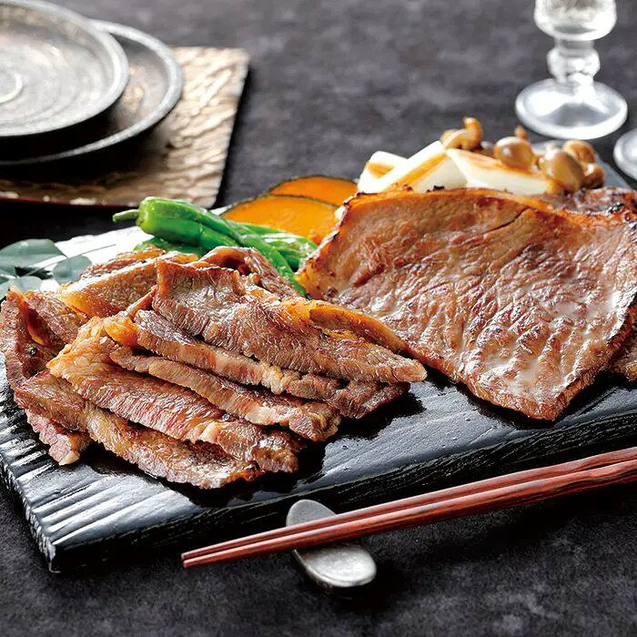 プロの料理人も好む「味の山形牛」山形牛は、山形県内で最も長く肥育された未経産または去勢の黒毛和種で、日本食肉格付協会が定める肉質等級3等級以上を基本とする牛肉です。山形県の豊かな自然の中で愛情をもって育まれ、きめ細かい肉質とまろやかな風味が特長。肩ロースとモモ肉を、酒処・山形の老舗酒蔵と県内産大豆を使って造った特製味噌にじっくり漬込んでお届けします。■内容量：肩ロース・モモ 各300g■保存方法：冷凍■賞味期限：お届け時点で60日以上■サイズ：290×210×110mm（パッケージサイズ）※産地直送（産直）の商品です 販売期間：～2027/3/31 AM10:00予定 商品終売や変更につきましては、1か月前にメルマガおよび新着情報にてご案内いたします。 ※やむを得ない事情により、事前のご案内なしで終売・変更となる場合もございます。あらかじめご了承ください。冷凍便でお届けします。到着後は冷凍庫で保存してください。生産者から直接お届けするため、他の商品とは別のお届けになります。
