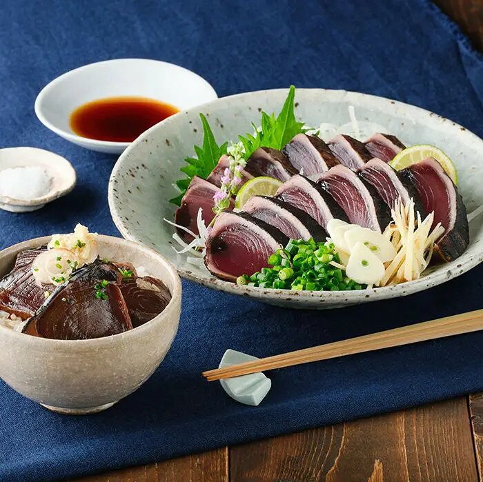 完全藁焼きならではの香り高い鰹タタキと漬け丼を召し上がれ。高知県産の稲藁を使い土佐伝統の藁焼きで焼き上げた完全ワラ焼きの鰹タタキ。色鮮やかな赤身であっさりとした口当たりの南方沖の鰹のタタキと、自慢のワラ焼き鰹を秘伝のタレに漬け込んだ鰹漬け丼の素をお届け。■内容量：ワラ焼き鰹タタキ（南方）350g（タレ15g・天日塩6g入り）×1、鰹の漬け丼80g×4パック■アレルギー：小麦■保存方法：冷凍■賞味期限：お届け時点で40日以上■サイズ：430×260×90mm（パッケージサイズ）※産地直送（産直）の商品です 販売期間：～2027/3/31 AM10:00予定 商品終売や変更につきましては、1か月前にメルマガおよび新着情報にてご案内いたします。 ※やむを得ない事情により、事前のご案内なしで終売・変更となる場合もございます。あらかじめご了承ください。冷凍便でお届けします。到着後は冷凍庫で保存してください。生産者から直接お届けするため、他の商品とは別のお届けになります。