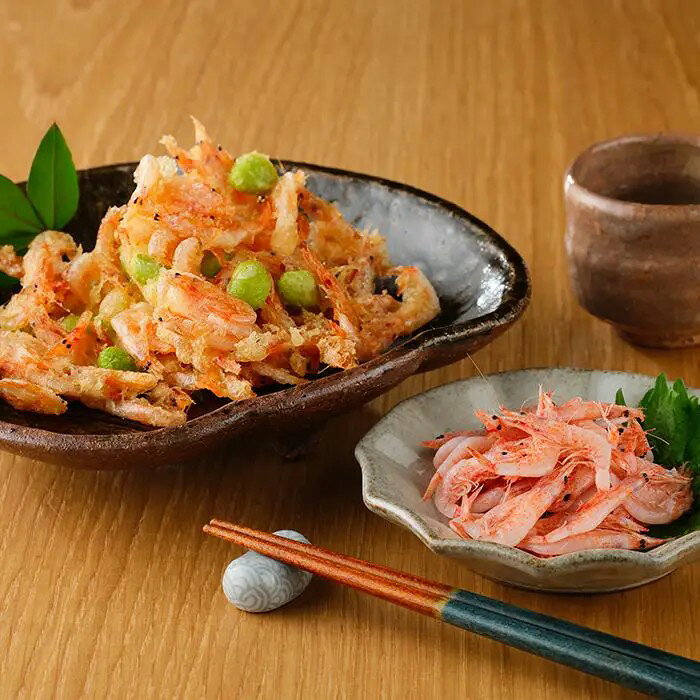 小さな桜えびが届けてくれる季節の味静岡県駿河湾でしか獲れない希少な桜えび。夕刻に出航し夜に水揚げされた桜えびを朝のセリ前に急速凍結した鮮度抜群の宵獲れ桜えびです。そのままでも甘みを感じる桜えび、かき揚げにしても美味しくいただけます。日本で唯一、静岡県の駿河湾でのみ漁獲が許可されている桜えび。この希少な桜えびを、漁が解禁になる春と秋の定められた期間に、夕刻に出航して夜に水揚げしたものを、朝のセリ前に買い付け。釡揚げした後に急速凍結し、鮮度を保持した宵獲れ桜えびは、小さな身の中に甘みと旨みがギュッと詰まっており、そのままはもちろん、かき揚げや炊き込みごはんなどでおいしさを満喫できる。小さな桜えびに季節のうつろいを感じながら、じっくりと味わいたい。■内容量：80g×2パック■アレルギー：えび■保存方法：冷凍■賞味期限：お届け時点で40日以上■サイズ：210×240×80mm（パッケージサイズ）※産地直送（産直）の商品です 販売期間：～2027/3/31 AM10:00予定 商品終売や変更につきましては、1か月前にメルマガおよび新着情報にてご案内いたします。 ※やむを得ない事情により、事前のご案内なしで終売・変更となる場合もございます。あらかじめご了承ください。冷凍便でお届けします。到着後は冷凍庫で保存してください。生産者から直接お届けするため、他の商品とは別のお届けになります。