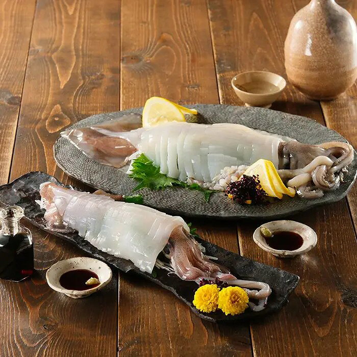 呼子自慢の絶品いかを食べくらべ全国的に有名な佐賀県唐津市の“呼子のいか”。そのおいしさの理由は呼子湾の地形ときれいな海水にあるという。呼子湾は、北に位置する加部島が防波堤の役割をしているのに加え、湾内にできる潮の流れによって栄養分を含んだきれいな海水が滞留することなく常に湾内に流れ込む。そんな恵まれた環境下で獲れる呼子の剣先いかとするめいかを、姿造りでお届け。刺身を楽しんだ後下足や耳は、天ぷらがおすすめです。■内容量：剣先いか姿造り100g、スルメイカ姿造り250g■保存方法：冷凍■賞味期限：お届け時点で180日以上■サイズ：275×400×85mm（パッケージサイズ）※産地直送（産直）の商品です 販売期間：～2027/3/31 AM10:00予定 商品終売や変更につきましては、1か月前にメルマガおよび新着情報にてご案内いたします。 ※やむを得ない事情により、事前のご案内なしで終売・変更となる場合もございます。あらかじめご了承ください。冷凍便でお届けします。到着後は冷凍庫で保存してください。生産者から直接お届けするため、他の商品とは別のお届けになります。