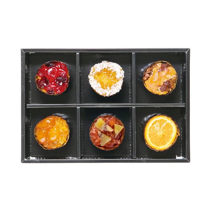 つやつや光るシロップ漬けや、瑞々しいセミドライの果実がごろごろ。どこから食べても果実の味が広がります。つやつや光るシロップ漬けや、瑞々しいセミドライの果実がごろごろ。その下のケーキにも、フルーツペーストやカットしたドライフルーツが入っているから、どこから食べても果実のおいしさが口いっぱいに広がります。じっくり泡立て、空気をたっぷり含ませてから焼きあげた寒天入りの生地は、しっとりなめらかな口当たり。セミドライやシロップ漬けのフルーツをトッピングし、フルーツ狩り気分も楽しめるカップケーキです。■内容量：チェリー＆クランベリー・マロン・柚子＆きんかん・キウイ・マンゴー＆パイン・オレンジ×各1個■アレルギー：卵・乳・小麦■保存方法：常温■賞味期限：お届け時点で20日以上■サイズ：275×188×55mm（パッケージサイズ）■JANコード：4542511350473※こちらの商品は透明フィルムで個包装されております