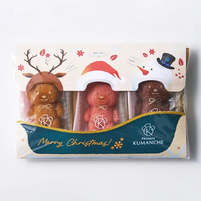 クマのシェフから、クリスマスの贈りもの。2つの素材が響きあうマリアージュフィナンシェ森の奥の小さな焼き菓子工房から、ちょっぴり頑固なクマのシェフが届ける「パティスリークマンシェ マリアージュフィナンシェ」。素材の掛け合わせにこだわり、ひとつの焼き菓子に2つの味わいを組み合わせた、こだわりの焼き菓子シリーズです。それぞれの素材が持つ風味を引き立てながら、香りや甘みが重なり合うことで生まれる、奥行きのある味わいをお楽しみいただけます。かわいらしいクマ型のフィナンシェは、見た目にも楽しく、ひと口ごとに素材のマリアージュを感じられる一品です。クリスマスらしい装いで、クマのシェフから届いたような遊び心も魅力。クリスマスのおやつやティータイムにはもちろん、大切な方への季節の贈り物やプチギフトにもおすすめの3個入りです。■内容量：マリアージュフィナンシェ（チョコ×オレンジ・バナナ×キャラメル・ベリー×ベリー）×各1個■アレルギー：卵・乳・小麦■保存方法：常温■賞味期限：お届け時点で60日以上■サイズ：140×213×30mm（パッケージサイズ）■JANコード：4542511372468こちらの商品は【クリスマス限定】商品です。 ご注文締切日・納品日は下記のスケジュールをご確認ください。【ご注文・納品スケジュール】 ご注文締切：10月15日（木）→納品日：10月29日（木） ご注文締切：10月29日（木）→納品日：11月12日（木） ご注文締切：11月12日（木）→納品日：11月26日（木） ご注文締切：11月26日（木）→納品日：12月10日（木）※最終ご注文締切は、11月26日（木）AM10:00です。 ※着日指定は承っておりません。 ※こちらの商品は単品商品のため、ラッピング・熨斗・メッセージカード・紙袋は対応しておりません。 ※クレジットカード決済をご利用の場合は、ご注文日から60日以内に納品となるスケジュールでご注文ください。