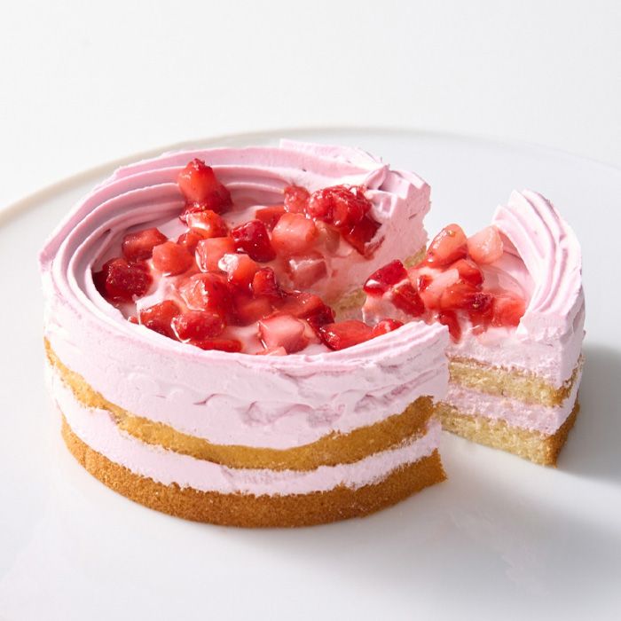 いちご風味のクリームをサンドし、トッピングに苺ダイスをたっぷりのせました。あまおう苺ピューレ入りソースで甘酸っぱくて爽やかなホールケーキです。■内容量：1個■アレルギー：卵・乳・小麦■保存方法：冷凍■賞味期限：お届け時点で180日以上■サイズ：216×205×175mm（パッケージサイズ）※ラッピング・のしをご希望の場合は、恐れ入りますがお問い合わせくださいますようお願いいたします。冷凍便でお届けします。到着後は冷凍庫で保存してください。生産者から直接お届けするため、他の商品とは別のお届けになります。
