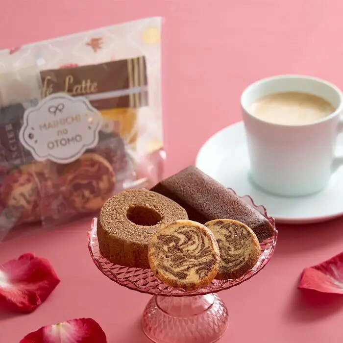 ショコラのお菓子とカフェラテで、甘いひととき。食べたあとも楽しめるポーチ入りギフトふんわり食感のココアバームクーヘン、自家挽きアーモンドを使用したショコラフィナンシェ、サクサク食感のマーブルクッキーに、泡立ちカフェラテを組み合わせた「カフェタイムポーチ」。ココアやショコラの豊かな味わいを楽しめる焼き菓子に、まろやかなカフェラテを添えて、ほっとひと息つけるカフェタイムをお楽しみいただけます。それぞれ異なる食感と味わいが楽しめる、ショコラ好きには嬉しい詰め合わせです。焼き菓子とドリンクを楽しんだあとは、ポーチを小物入れなどとして使えるのも魅力。実用性も兼ね備えた、贈って嬉しいカフェタイムギフトです。バレンタインの贈り物にはもちろん、日頃の感謝を伝えるギフトや自分へのご褒美にもおすすめです。■内容量：ふんわりバームクーヘン（ココア）×1個、自家挽きアーモンドのフィナンシェ（ショコラ）×1個、マーブルクッキー×2個、インスタントスティック（泡立ちカフェラテ）×1本■アレルギー：卵・乳・小麦■保存方法：常温■賞味期限：お届け時点で60日以上■サイズ：200×75×135mm（パッケージサイズ）■JANコード：4542511372680こちらの商品は【バレンタイン限定】商品です。 ご注文締切日・納品日は下記のスケジュールをご確認ください。【ご注文・納品スケジュール】 ご注文締切：12月17日（木）→納品日：1月9日（土） ご注文締切：12月24日（木）→納品日：1月15日（金） ご注文締切：1月7日（木）→納品日：1月22日（金） ご注文締切：1月14日（木）→納品日：1月29日（金） ご注文締切：1月21日（木）→納品日：2月5日（金）※最終ご注文締切は、1月21日（木）AM10:00です。 ※着日指定は承っておりません。 ※こちらの商品は単品商品のため、ラッピング・熨斗・メッセージカード・紙袋は対応しておりません。 ※クレジットカード決済をご利用の場合は、ご注文日から60日以内に納品となるスケジュールでご注文ください。