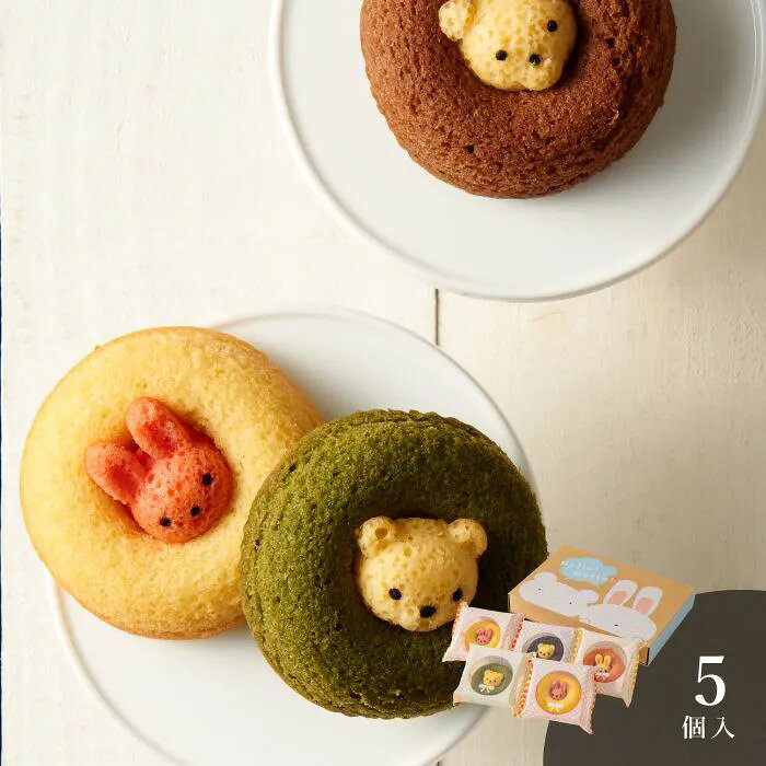 食べるのがもったいなくなるクマやウサギのドーナツたち。焼菓子専門工房で作る国産小麦100%の焼きドーナツ。真ん中から動物たちがひょっこり顔を出した愛嬌のある見た目は、食べるのがもったいなくなるほど。小物入れにも使えるアニマルBOXでお届けします。かわいいボックスがギフトにもぴったりです。ポップな色合いもワクワクする動物の焼き菓子たち。楽しいティータイムがはじまる予感。ドーナツのおうちでウサギさんとクマさんがまったり！？ポップな色合いもワクワクする動物の焼き菓子たち。色とりどりな輪っかのまん中には、ウサギとクマの小さな焼ドーナツ。見た目のかわいさはもちろん、しっとり食感は女子をとりこにすること間違いなし！かわいい箱はプレゼントにもぴったりです。■内容量：うさぎイチゴ・うさぎプレーン・うさぎバナナ・くまチョコ・くま抹茶×各1個■アレルギー：卵・乳・小麦■保存方法：常温■賞味期限：お届け時点で40日以上■サイズ：302×210×47mm（パッケージサイズ）販売期間：～2027年2月末商品終売や変更につきましては、1か月前にメルマガおよび新着情報にてご案内いたします。 ※やむを得ない事情により、事前のご案内なしで終売・変更となる場合もございます。あらかじめご了承ください。