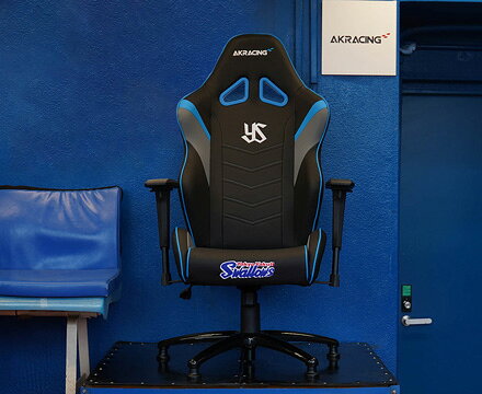 AKRacing 東京ヤクルトスワローズ コラボ プロ野球ファンの皆様からの要望で実現したAKRacingゲーミングチェアと東京ヤクルトスワローズのコラボ。 背もたれ中央にYS ロゴ、座面部分に東京ヤクルトスワローズチームロゴが刺繍加工で施されています。 神宮球場に設置されているシートと共通デザインですので、自宅での野球観戦、応援の際にもこれまで以上にチームとの一体感を持って臨めること間違いなしです。 ベースとなっているモデルはAKRacingゲーミングチェアのスタンダードモデル Overtureシリーズです。適度なホールド感のある座り心地が特長で、長時間同じ姿勢で座っていても身体に負荷がかかりにくい体圧分散設計となっています。 ■フルフラットリクライニング レバー操作で簡単にリクライニングできるので、リラックスしたい時に最適です。 ■昇降式アームレスト 作業しやすい高さに肘当ての高さを調節できます。 【サイズ】 【本体サイズ】(約)横幅70×奥行65×高さ129～136.5cm 【梱包サイズ】(約)横幅88×奥行68×高さ38cm 座面までの高さ約34～41.5cm 【素材】 【張地素材】 PUレザー 【クッション素材】 高反発ウレタンフォーム(モールド成形) 【キャスター】 ポリウレタン 【重量】 【本体重量】約25kg 【梱包重量】約28kg 【機能】 ・組立式(専用工具付属) ・製品保証期間:1年 ・荷重制限:約150kg ・昇降式アームレスト ・180°リクライニング