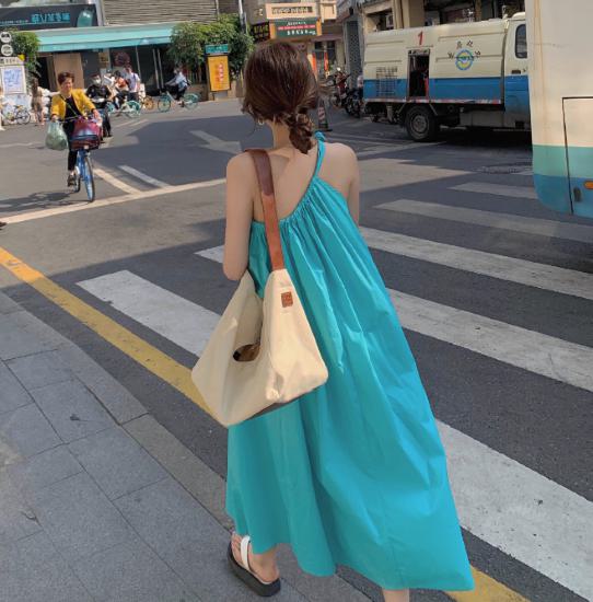 【取寄】リゾートワンピース キャミソールワンピース ワンショルダー ギャザー フレア リボン レディース 春 夏 ノースリーブ カジュアル きれいめ おしゃれ かわいい 大きいサイズ ゆったり 体型カバー ロング シンプル 無地 個性的 薄手 涼しい 韓国 ブルー 海 プール 水着