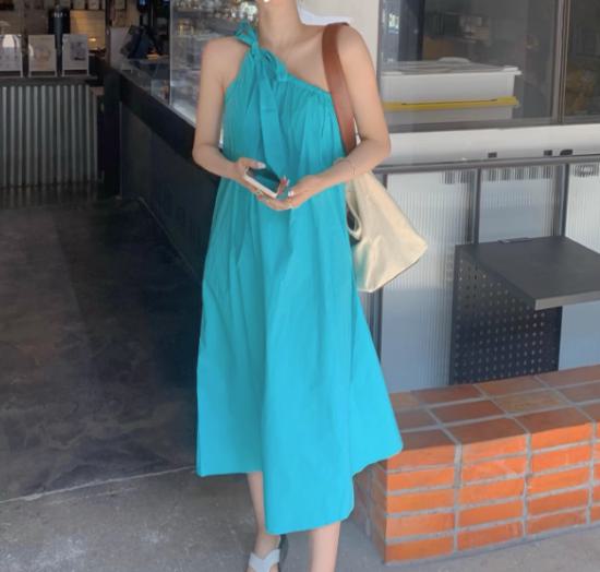 【取寄】リゾートワンピース キャミソールワンピース ワンショルダー ギャザー フレア リボン レディース 春 夏 ノースリーブ カジュアル きれいめ おしゃれ かわいい 大きいサイズ ゆったり 体型カバー ロング シンプル 無地 個性的 薄手 涼しい 韓国 ブルー 海 プール 水着