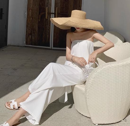 【取寄】パンツドレス オールインワン ジャンプスーツ チューブトップ アシンメトリー ドレープ レディース 春 夏 フレア パンツ ロング おしゃれ きれいめ かわいい 個性的 セクシー 薄手 シンプル 無地 大きいサイズ リゾート 結婚式 二次会 お呼ばれ 海 ホワイト 白 S M L