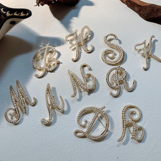 Other - 【取寄】ブローチ レディース アクセサリー ジュエリー 英字 アルファベット モチーフ イニシャル パール きらきら パーティー お呼ばれ 二次会 食事会 発表会 おしゃれ きれいめ 大人女子 フェミニン エレガント 高級感 デイリー 韓国 通勤 通学 A R H M N B D Y S K L F C