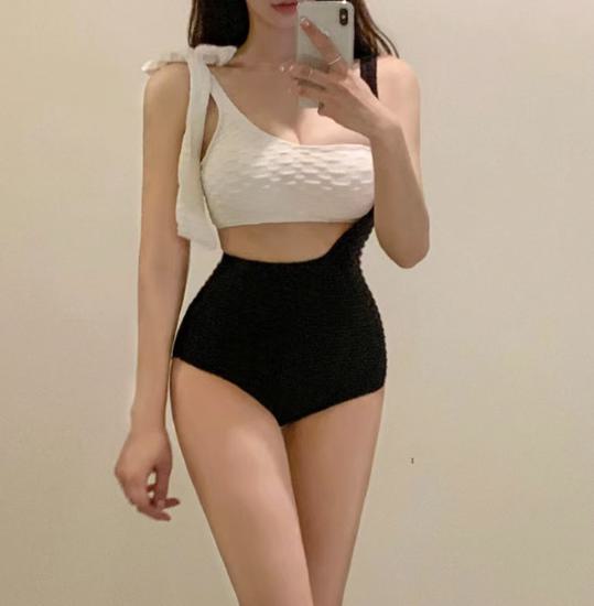 【取寄】ワンピース水着 モノキニ ワンショルダー アシンメトリー カットアウト カットオフ ハイウエスト リボン レディース 夏 体型カバー 大きいサイズ 盛れる おしゃれ かわいい セクシー 個性的 人気 海 ビーチ プール リゾート 人気 無地 韓国 白 黒 モノトーン M L XL