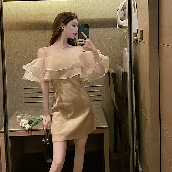【取寄】パーティードレス ワンピース ミニ オフショルダー フリル ボリューム タイト スカート レディース きれいめ おしゃれ かわいい フェミニン セクシー 個性的 チュール 大きいサイズ ゆったり 体型カバー 韓国 結婚式 二次会 お呼ばれ キャバ 低身長 シャンパン S M L