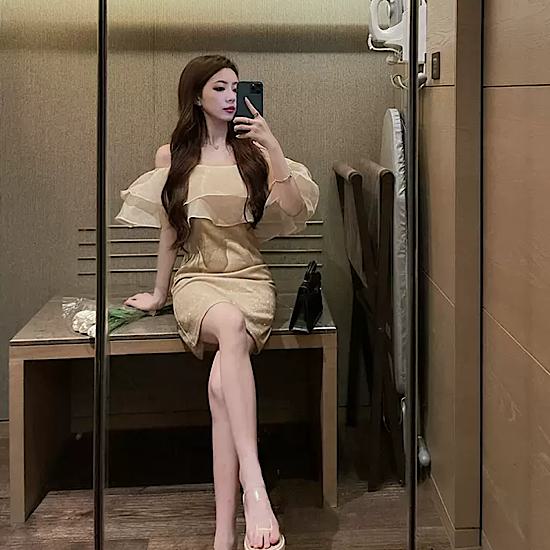 【取寄】パーティードレス ワンピース ミニ オフショルダー フリル ボリューム タイト スカート レディース きれいめ おしゃれ かわいい フェミニン セクシー 個性的 チュール 大きいサイズ ゆったり 体型カバー 韓国 結婚式 二次会 お呼ばれ キャバ 低身長 シャンパン S M L