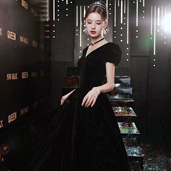 【取寄】パーティードレス ドレス ベルベット ベロア パフスリーブ レディース 半袖 Vネック Aライン フレア 光沢 ラメ キラキラ 大きいサイズ 小さいサイズ お洒落 可愛い シック シンプル 上品 マキシ ママ お呼ばれ 演奏会 結婚式 二次会 体型カバー ブラック 黒 XS〜2XL