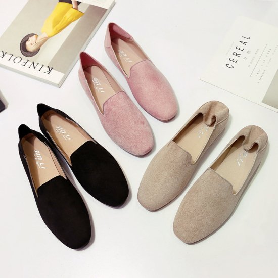 商品説明スエード調のシンプルなフラットパンプス。柔らかな履き心地がうれしい♪かかと部分は折りたためるのでスリッポンとしての履きこなしも楽しめます。カラーブラック、ピンク、アプリコットサイズ【35】サイズ：22.5cmヒール：1.5cm【36】サイズ：23.0cmヒール：1.5cm【37】サイズ：23.5cmヒール：1.5cm【38】サイズ：24.0cmヒール：1.5cm【39】サイズ：24.5cmヒール：1.5cm【40】サイズ：25.0cmヒール：1.5cm※測り方によって1-2cmの誤差が生じる場合が御座います。納期についてこちらの商品は海外からの【お取り寄せ商品】となります。 ご注文確定後（入金確認後）、海外よりお取り寄せさせていただきます。 お届けまで2〜3週間前後お時間をいただいております。 数あるショップの中からご覧いただきありがとうございます。 以下のショップ注意事項をご確認いただき、ご購入をお願い致します。注意事項●トラブル防止の為、遠慮なくメールにてご質問下さい。 ●当店の商品は海外からのお取り寄せ商品になります。 ●カラーやイメージが違う、実寸が違う等を気にされる方のクレーム、返品、交換は一切お受けしておりません。 そのような方のご購入は予めご遠慮下さい（初期不良に関しては返品交換の対応をさせていただきます）。 ●海外製品は多少の縫製ミス、糸のほつれ、細かい不具合、多少の色の違い、イメージ違い等がごく稀にございます。 検品は徹底しておりますので、ご理解の上ご購入をお願い致します。 ●お届けまで注文確定後2〜3週間程度となります。 ●ご注文を頂いても海外のメーカーにて完売の場合は、商品をお届けする事ができませんのでキャンセルとさせていただく場合がございます。 ●お客様の個人情報は発送以外に使用することは一切ございません。 ●ご注文確定後のお客様都合によるキャンセル、サイズ・カラーの変更はお受けすることが出来ません。