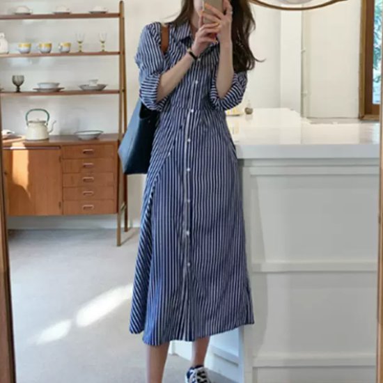 商品説明爽やかなストライプのシャツワンピース。前を開けて羽織として着ても◎春夏にぴったりの一着です。カラーブルー素材コットン70％、ポリエステル30％サイズS、M、L、XLS着丈：113cmバスト：96cm肩幅：42cm袖丈：56cmM着丈：114.5cmバスト：100cm肩幅：43cm袖丈：57cmL着丈：116cmバスト：104cm肩幅：44cm袖丈：58cmXL着丈：117.5cmバスト：108cm肩幅：45cm袖丈：59cm※測り方によって1-2cmの誤差が生じる場合が御座います。※モニターの発色により実際と異なる場合があります。納期についてこちらの商品は海外からの【お取り寄せ商品】となります。 ご注文確定後（入金確認後）、海外よりお取り寄せさせていただきます。 お届けまで2〜3週間前後お時間をいただいております。 数あるショップの中からご覧いただきありがとうございます。 以下のショップ注意事項をご確認いただき、ご購入をお願い致します。注意事項●トラブル防止の為、遠慮なくメールにてご質問下さい。 ●当店の商品は海外からのお取り寄せ商品になります。 ●カラーやイメージが違う、実寸が違う等を気にされる方のクレーム、返品、交換は一切お受けしておりません。 そのような方のご購入は予めご遠慮下さい（初期不良に関しては返品交換の対応をさせていただきます）。 ●海外製品は多少の縫製ミス、糸のほつれ、細かい不具合、多少の色の違い、イメージ違い等がごく稀にございます。 検品は徹底しておりますので、ご理解の上ご購入をお願い致します。 ●お届けまで注文確定後2〜3週間程度となります。 ●ご注文を頂いても海外のメーカーにて完売の場合は、商品をお届けする事ができませんのでキャンセルとさせていただく場合がございます。 ●お客様の個人情報は発送以外に使用することは一切ございません。 ●ご注文確定後のお客様都合によるキャンセル、サイズ・カラーの変更はお受けすることが出来ません。