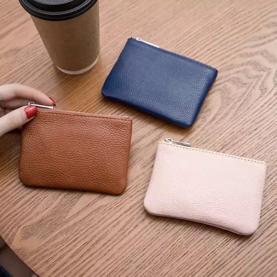 商品説明シンプルなデザインのコインケース。上質なレザーで大人っぽく。普段使いしやすいアイテムです。カラーネイビー、ブラック、ブラウン、ワインレッド、ピンク、パープル、グリーン、イエロー、ブルー素材牛革裏地：ナイロンサイズ幅：12.5cm高さ...