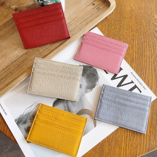 商品説明厚み0.3cmの超薄型カードケース。上質な牛革を使用。手のひらに収まるコンパクトサイズですので、小さなバッグでもラクラク持ち運び可能。カラーブラック、リネンブルー、オレンジ、ベージュ、レッド、イエロー、ピンク素材牛革裏地：ポリエステ...