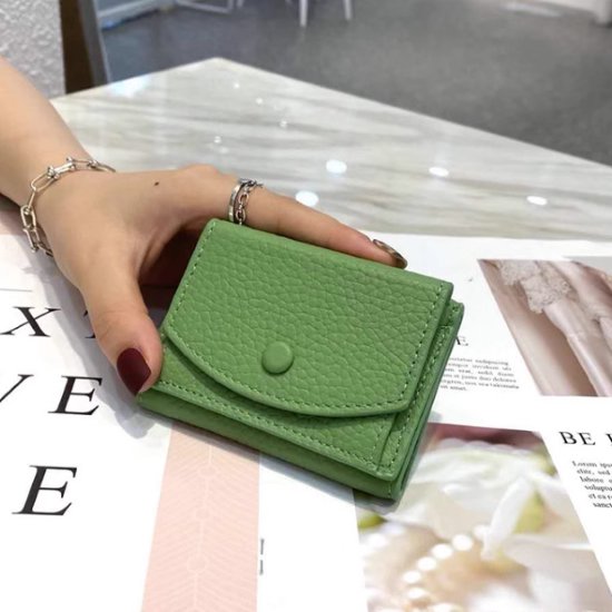 商品説明手のひらサイズのコンパクトな折りたたみ財布。小さめのバッグを持つときに便利なサイズ感。カードも収納できて機能性バッチリ！カラーブラック、ローズレッド、ブルー、オレンジ、カーキ、イエロー、ホワイト、グリーン素材牛革裏地：ポリエステルサ...