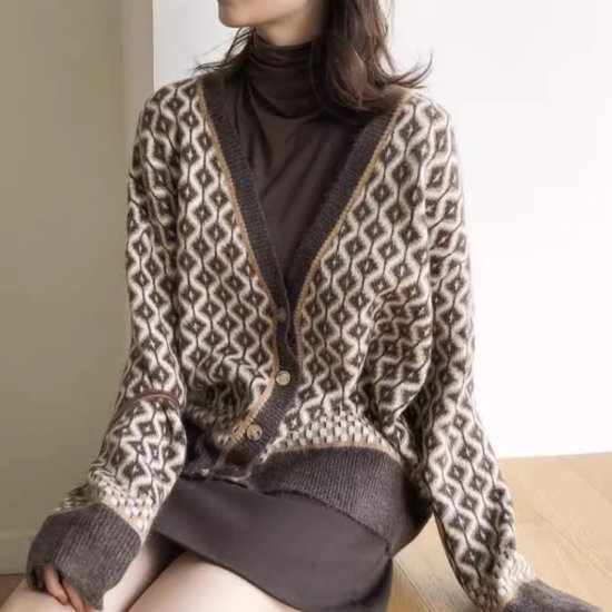 Rakuten - 【取寄】ニットカーディガン レディース 羽織 ニット セーター カーディガン 長袖カーディガン Vネック フロントボタン 総柄 カジュアル お出かけ おしゃれ きれいめ ファッション 秋冬 レトロ ゆったり